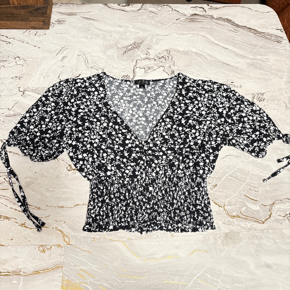 J for Justify Black and White Floral Puff Sleeve Blouse